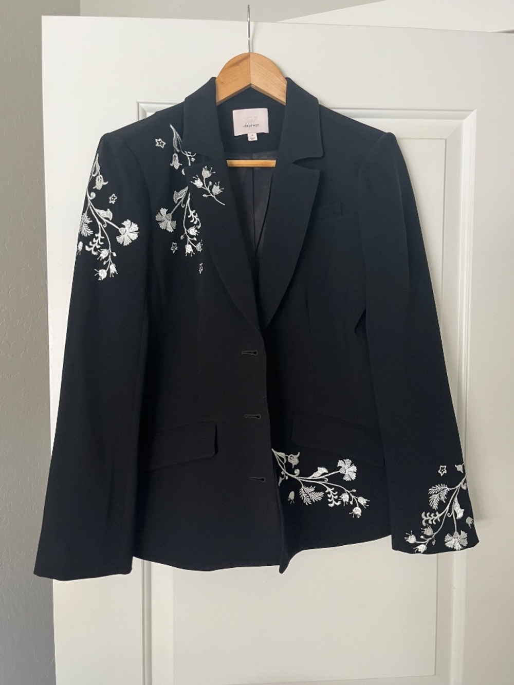 Cinq à Sept Black Gabrielle Floral Embroidered Blazer Sz 4 Quiet Luxury - Picture 2 of 11